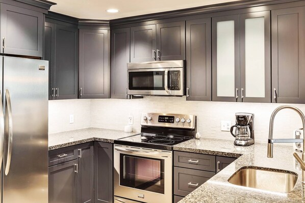 Refrigerador, microondas, horno y parrilla de estufa 