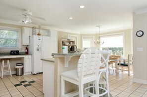 Een koelkast, een magnetron, een oven, een kookplaat