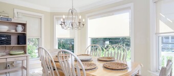 Gunstig gelegen upscale eenheid met het beste van de oceaan en geluid uitzicht