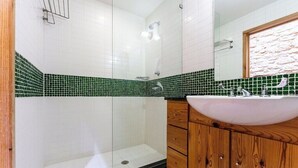 Hair dryer, towels, shampoo - Luxury Stay | Views, Game Room & Chef’s Kitchen (Austin)