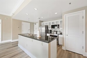 Mikrovågsugn, spishäll, diskmaskin och kaffe- och tebryggare