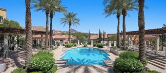 Vackert 2 sovrum 2 badrum med utsikt över poolen och sjön