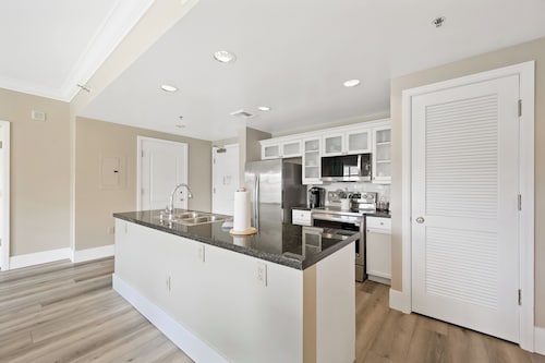 Elegant 2BR | Pool, Lake Views | Remodeled June 24