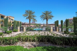 Property grounds - Elegant 2BR | Pool, Lake Views | Remodeled June 24 (Henderson)