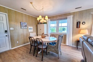 Interior - Merri Mac – Breezy Stays by the Sea (Surf City)