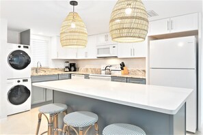 Réfrigérateur, four à micro-ondes, un four, surface de cuisson