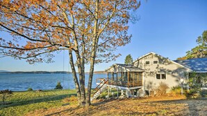 Ein Haus mit Terrasse und Seeblick.