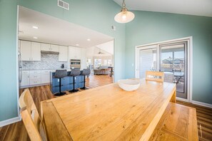 Dining - The Lazy Dog - Corolla, Whalehead, Ocean View, 400 Yds to Beach, Pool, Hot Tub, Pets OK, Flex Stays (Corolla)