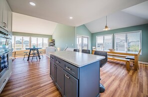 Fridge, microwave, oven, stovetop - The Lazy Dog - Corolla, Whalehead, Ocean View, 400 Yds to Beach, Pool, Hot Tub, Pets OK, Flex Stays (Corolla)