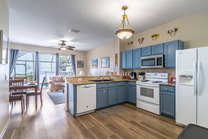 Réfrigérateur, four à micro-ondes, un four, surface de cuisson