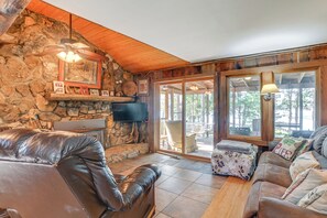 Fernseher, Kamin, Bücher
