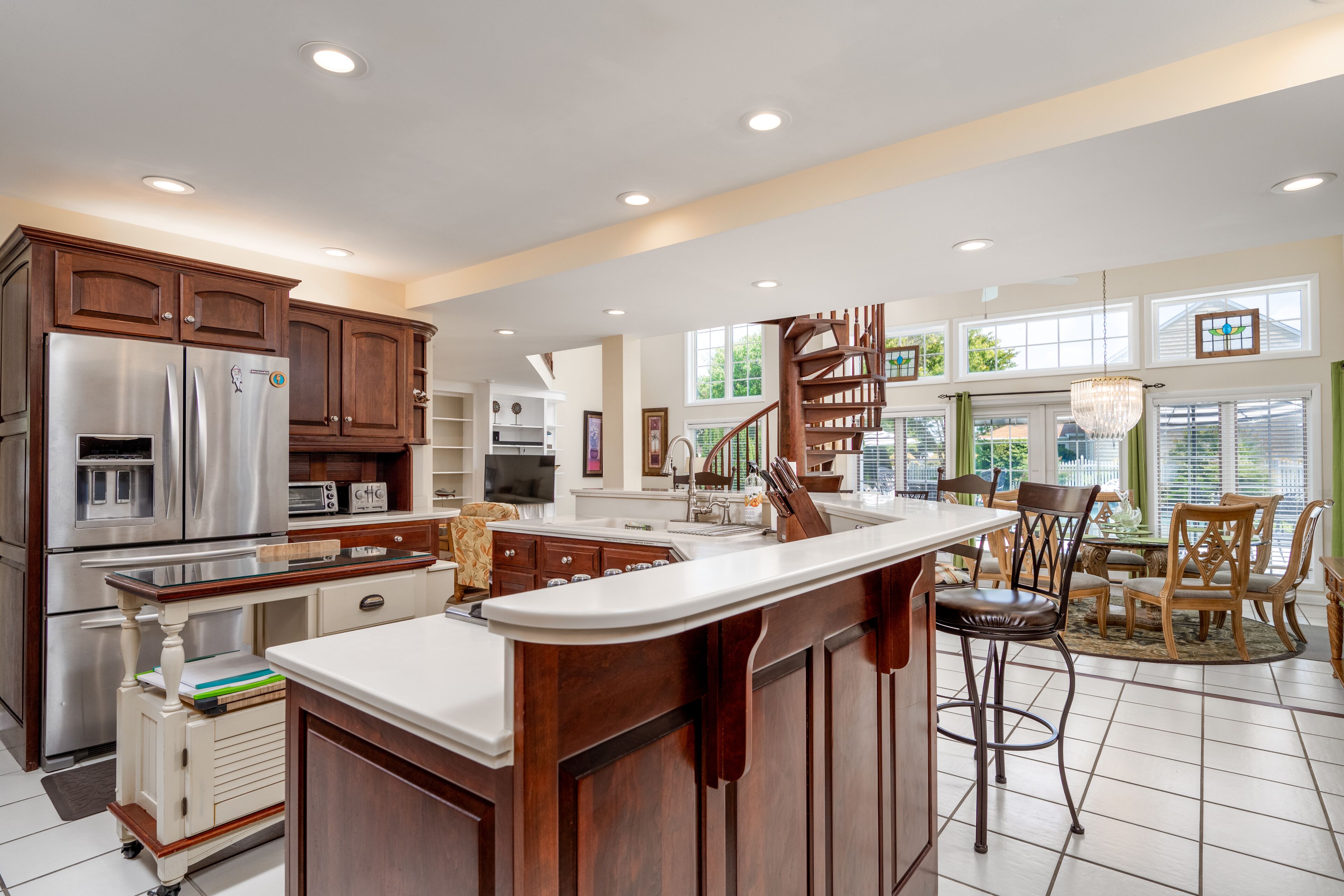 Een microgolfoven, een vaatwasser