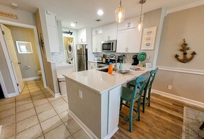 Kjøleskap, mikrobølgeovn, oppvaskmaskin og kaffetrakter/tekoker