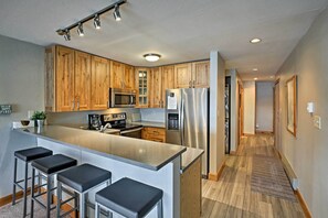 Fridge, microwave, stovetop, dishwasher - Mtn-View Condo w/ Hot Tub Access in Dillon! (Dillon)