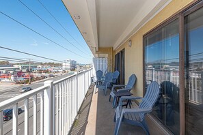 Property grounds - Stylish, spacious 2 bedroom condo with free WiFi, an indoor pool, and HBO channels located uptown near mini golf and movie theater and only a block to the beach! (Ocean City)