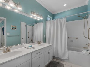 Secadora de cabello, jabón, papel de baño 
