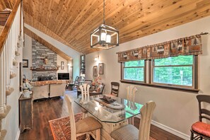 Dining - Relaxing Eagle Rock Resort Home - 1 Block to Lake! (Hazleton)