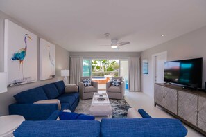 TV - Beachfront - Garden Delight 3BR condo - E125 (Eagle Beach)
