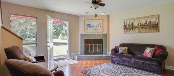 Baton Rouge Townhome w/ Pool Access - 7 Mi to LSU!
