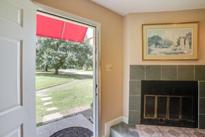 Interior - Baton Rouge Townhome w/ Pool Access - 7 Mi to LSU! (Baton Rouge)