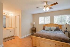 2 slaapkamers, een strijkplank/strijkijzer, internet, beddengoed