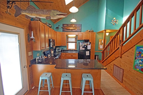 4 Schlafzimmer mit eigenem Pool, Whirlpool und Shuffleboard in einem ruhigen Cul-de-sac.