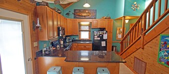 S033- 4 BRs, Private Pool, Hot Tub and Shuffleboard in a quiet cul-de-sac!