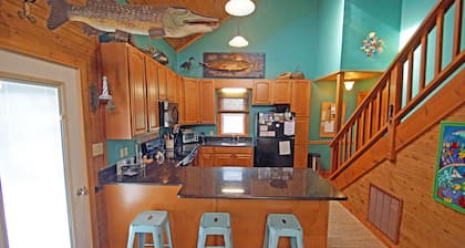 4 Schlafzimmer mit eigenem Pool, Whirlpool und Shuffleboard in einem ruhigen Cul-de-sac.