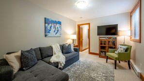 Téléviseur, foyer, lecteur de DVD, chaîne audio