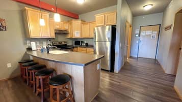 Geladeira, micro-ondas, fogão, cooktop