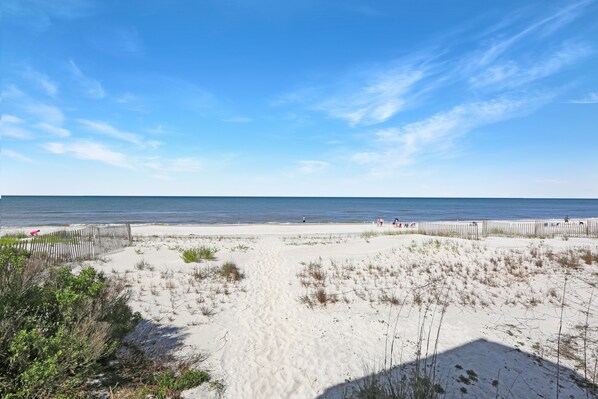 På stranden