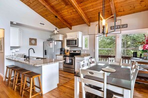 Fridge, microwave, oven, stovetop - CHATUGE FISH IS PARADISE FOR FISHERMEN,WATERSPORTS,DOG FRIENDLY (Hiawassee)