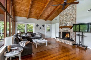 Smart-TV, peis, DVD-spiller og stereoanlegg