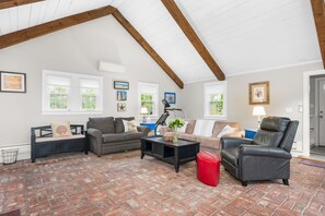 TV, caminetto, lettore DVD, studio