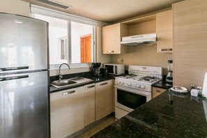 Refrigerador, microondas, horno y parrilla de estufa