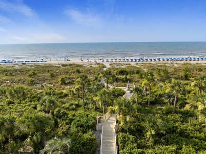 336 Breakers: Beachfront Paradise, 336 Breakers. Sleeps 4-6, Free Bikes