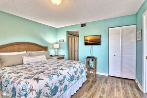 1 bedroom, iron/ironing board, free WiFi, bed sheets - Premier unit on top floor w/ fantastic amenities! Land's End 1-404 (Treasure Island)