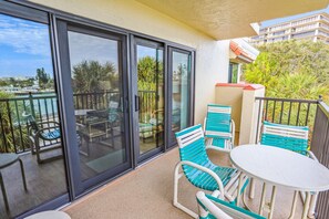 Outdoor dining - Premier unit on top floor w/ fantastic amenities! Land's End 1-404 (Treasure Island)