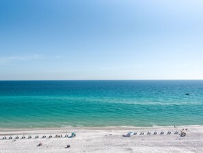 På stranden