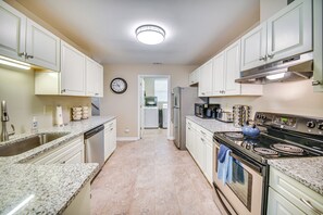 Fridge, microwave, stovetop, dishwasher - Home 5 Mi to Colonial Pkwy, 11 Mi to Busch Gardens (Williamsburg)