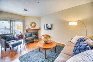 TV, fireplace, books - Home 5 Mi to Colonial Pkwy, 11 Mi to Busch Gardens (Williamsburg)