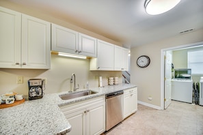 Fridge, microwave, stovetop, dishwasher - Home 5 Mi to Colonial Pkwy, 11 Mi to Busch Gardens (Williamsburg)