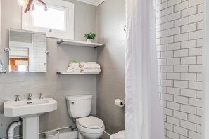 Shower, towels - Bankers Tiny Cottage: Dog-Friendly w Beach Access! (Nags Head)