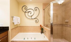 Bañera con ducha, secador de pelo, toallas