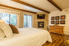 Tabla de planchar con plancha, wifi gratis y ropa de cama 