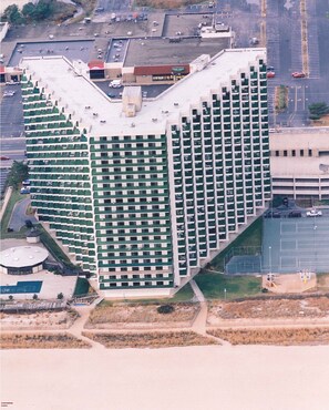 Exterior - Cute, cozy 2 bedroom oceanfront condo with free WiFi, a great ocean view, and awesome amenities including indoor/outdoor pools and a game room located uptown! (Ocean City)