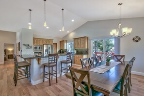 Dining - Blackfoot Family Estate (South Lake Tahoe)