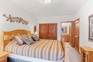 2 bedrooms, internet, bed sheets - Stunning Ski-In/Ski-Out Condo, Hot Tubs, Sauna, Garage! (Breckenridge)