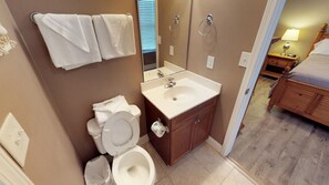 Combined shower/bathtub, jetted bath, towels - Myrtle Beach Villas 305B - 4 Bedroom Condo (Myrtle Beach)