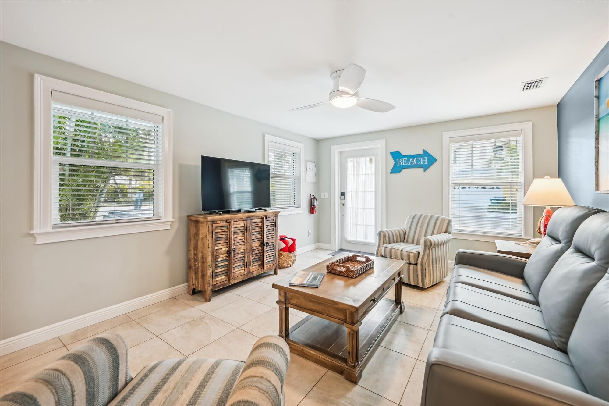 テレビ、書庫、ステレオ